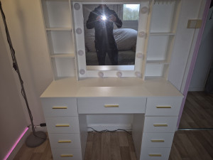 Photo de galerie - Montage coiffeuse avec luminaire 