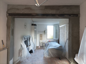 Photo de galerie - AVANT - Piquetage du crépis plastique finition enduit pierre apparente. 