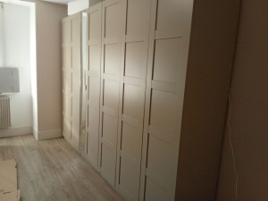 Photo de galerie - « Montage de dressing IKEA PAX chez les particuliers. Travail soigné, fixation sécurisée et optimisation de l’espace. Disponible pour portes battantes ou coulissantes. »