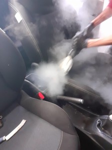 Photo de galerie - Lavage auto avec machine vapeur . Lavage écologique ,moins d' 1lL eau pour laver extérieur et intérieur votre véhicule. 