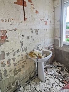 Photo de galerie - Salle de bain après arrachage de la faïence d'origine