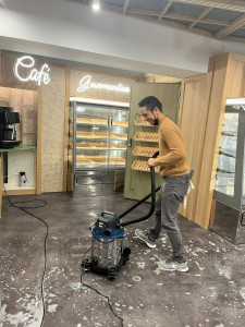 Photo de galerie - Entretien professionnel de locaux commerciaux ?
Nettoyage en profondeur avec équipement adapté.
Résultat propre, sain et prêt à accueillir vos clients.