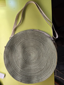 Photo de galerie - Petite réalisations du soir
sac réalise avec des tissus de récupération  comme toute mes créations 