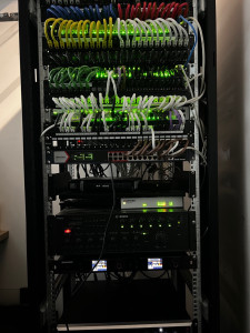 Photo de galerie - Installation et organisation complète d’une baie réseau : câblage, brassage et raccordement des équipements, pour un réseau propre, fiable et fonctionnel.