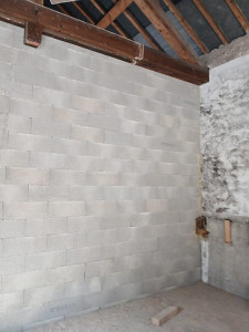 Photo de galerie - Séparation d'une grange en parpaings 