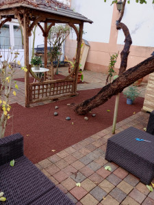 Photo de galerie - Jardin   envahie de lierres   restauré avec mes soins selon l envie du client et de mes conseils  pour liimiter l entretien et  que le client  et envie de s y promener et de se ressourcer 