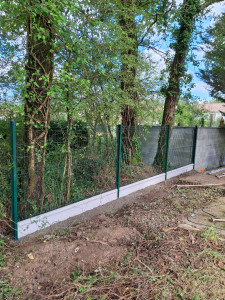 Photo de galerie - Clôture grillagée sceller avec plaques de soubassement de 25cm et grilles de 1,52