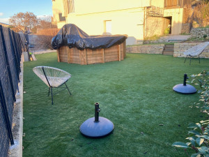 Photo de galerie - Tout a été refait > clôture, gazon artificiel + pierres de parement + piscine + éclairages au sol