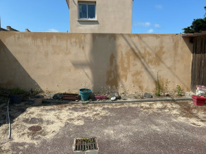 Photo de galerie - Nettoyage de mur avec produit anti mousse pare pulvérisateur 