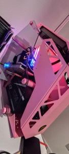 Photo de galerie - J'ai monté ce PC 
Boîtier : Cougar Conqueror Mini Rose
Carte mère : Aorus B550 Elite V2
Processeur : Ryzen 7 5800X
Ram : 32 Gb DDR4 
SSD : Nvme de chez samsung , 2 To
Carte Graphique : RTX 3060 Zotac White (le client souhaite en changer mais plus tard!)