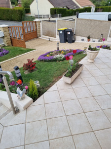 Photo de galerie - Aménagement jardin et par terre de fleurs 