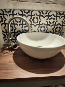 Photo de galerie - Installation d'un lavabo, robinet et crédence.

