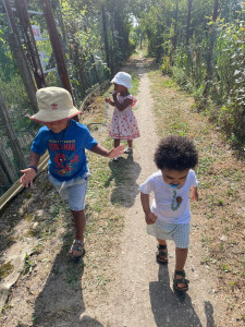 Photo de galerie - Promenade éducative en extérieur avec les enfants. 

Sécurité, bienveillance, éveil et activités adaptées à chaque âge.