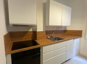 Photo de galerie - Découpe sur mesure des crédences, pose collée sur support irrégulier, finition avec des joints colorés.