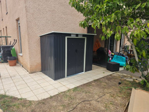 Photo de galerie - Montage d'un abri jardin à deux avec le client 