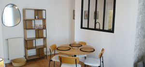 Photo de galerie - Installation complète d'un appartement de meubles, décorations, appareils électroménager et luminaires.