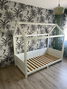 Photo de galerie - Rénovation complète d’une chambre enfant (pose de tapisserie, peinture mur et plafond, pose de parquet et montage mobilier)