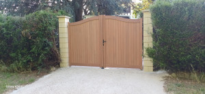 Photo de galerie - Réalisation complète : maçonnerie des piliers, fourniture et pose d’un portail battant en bois exotique avec armature intégrée