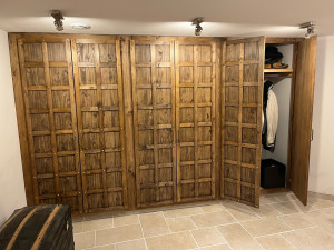 Photo de galerie - Réalisation d’un placard, Structure, penderie, habillage bois sur mesure et éclairage 