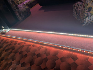 Photo de galerie - Pose de moquette, banquette metalique et led