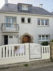 Photo de galerie - Renovation complète d'une maison avec un Ravalement en enduit RPE et mise en peinture des encadrement de fenêtre et balcons ( chantier visible à Port Louis rue des Dames )