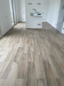 Photo de galerie - Pose carrelage imitation parquet 