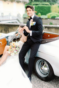 Photo de galerie - Instant raffiné d’un mariage capturé au bord d’un cabriolet vintage. Élégance intemporelle, composition soignée et émotions discrètes — l’essence de mon style photographique.


