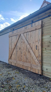 Photo de galerie - Création et pose d'une porte de garage coulissante style grange. 