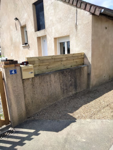 Photo de galerie - Pose de lames de bois pour éviter que le chien saute par-dessus le muret 