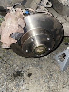 Photo de galerie - Remplacement disque plaquettes arrières 