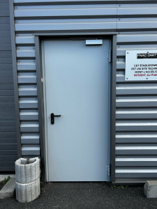 Photo de galerie - Remplacement ; porte de service chez Darty.