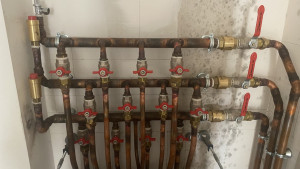Photo de galerie - Création de 3 nourrices eau froide, eau chaude et bouclage eau chaude en cuivre dans un pavillon neuf avec vannes de coupures.
Le tout ce trouve derrière un bâti support de WC 
