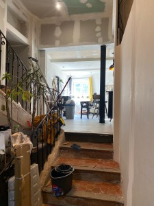 Photo de galerie - Rénovation cage escalier salon cuisine Placo 