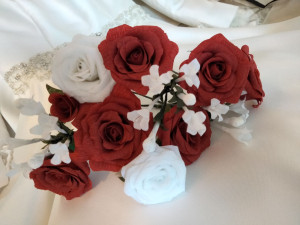 Photo de galerie - Réalisation de bouquets de mariée en papier crépon 