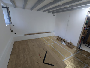 Photo de galerie - Pose sous couche + parquet stratifié dans un sous sol