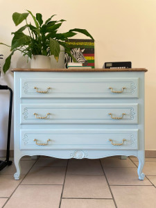 Photo de galerie - Meuble ancien, rénové au goût du jour Elégant et moderne, il a été entièrement poncé et traité Idéal pour rejoindre une chambre d'enfant ou simplement ton salon Dimensions : H 80 x L 100 x P 45 cm