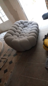 Photo de galerie - Faire monter une canapé haute gamme par escalier 