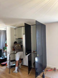 Photo de galerie - Pose éléments cuisine équipée dont 3 colonnes avec colonne pour congélateur encastrable 