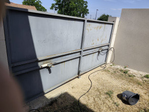 Photo de galerie - Installation motorisation portail battant 