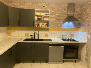 Photo de galerie - Mise de niveau des meubles. découpe dans le plan de travail pour installation d’un évier avec robinetterie. cuisine non finie car porte abîmée dans l’emballage et plainte non mis car manque chant plaqué, sera posée dès que la personne les auras. 