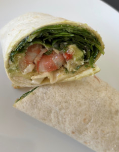 Photo de galerie - Wrap jeunes pousses d’épinards, avocat, crevettes, sauce pimenté 
