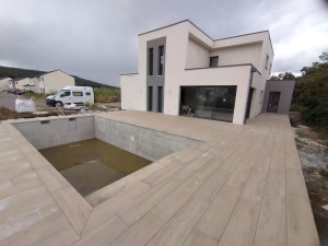 Photo de galerie - Terrasse sur plots avec margelles de piscine 120x30
