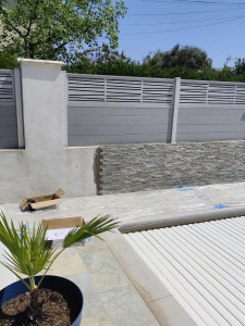 Photo de galerie - Pose de parement en pierre de Bali 

avant a gauche 
après a droite 