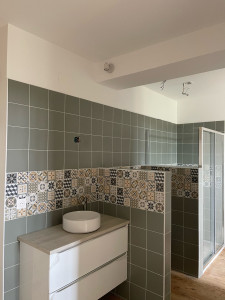 Photo de galerie - Pose de carrelage (sol et mur) réalisée avec soin. Travaux propres et durables. Main-d’œuvre uniquement (matériaux fournis par le client). Garantie décennale incluse.