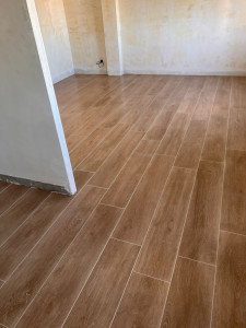 Photo de galerie - Pose carrelage imitation parquet 