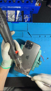 Photo de galerie - Remplacement d’une vitre arrière cassée sur un iPhone 13 Pro Max