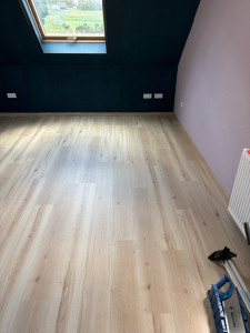 Photo de galerie - Pose parquet plus plinthes 