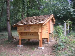 Photo de galerie - Poulailler 100% récup, le toit est en bardeaux de châtaignier fendu un à un.