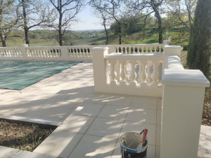 Photo de galerie - Nettoyage au Karcher des balustres et peinture



