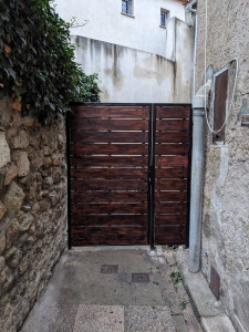 Photo de galerie - Portillon en fer rempli d'un bardage en bois de Douglas 